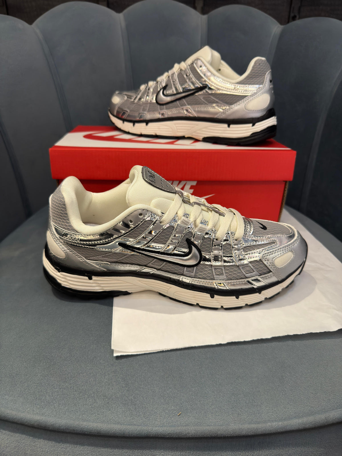 NIKE P-6000 TRAINER METALLIC