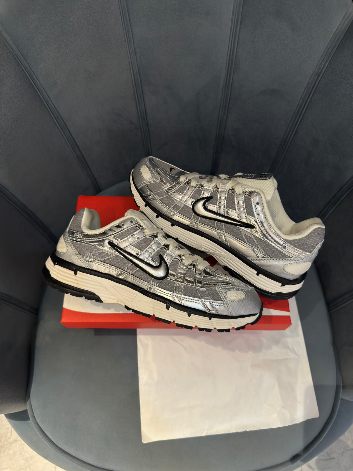NIKE P-6000 TRAINER METALLIC