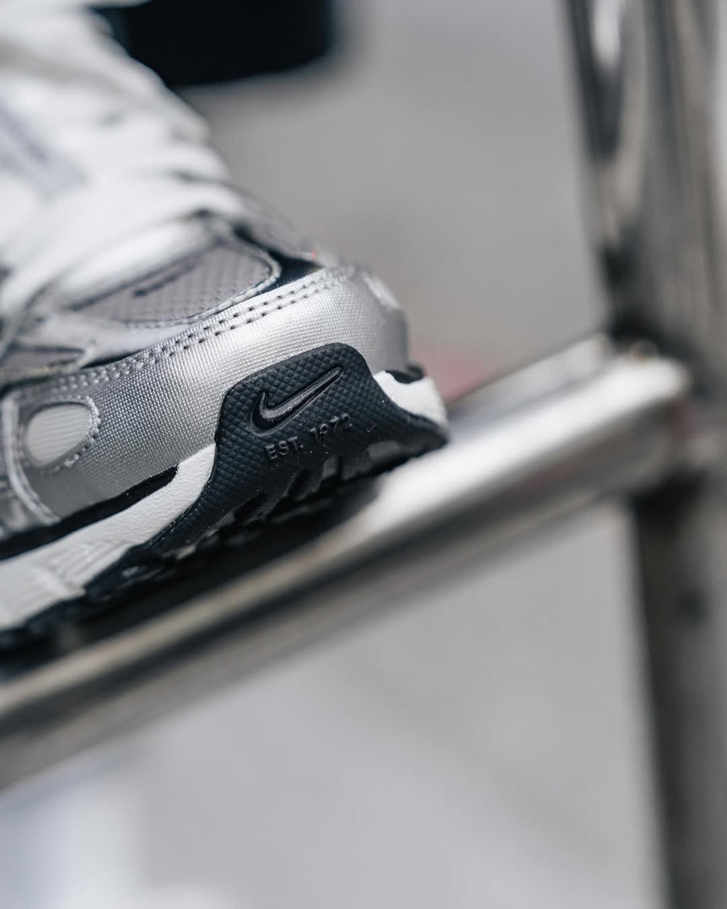 NIKE P 6000 METALLIC SILVER