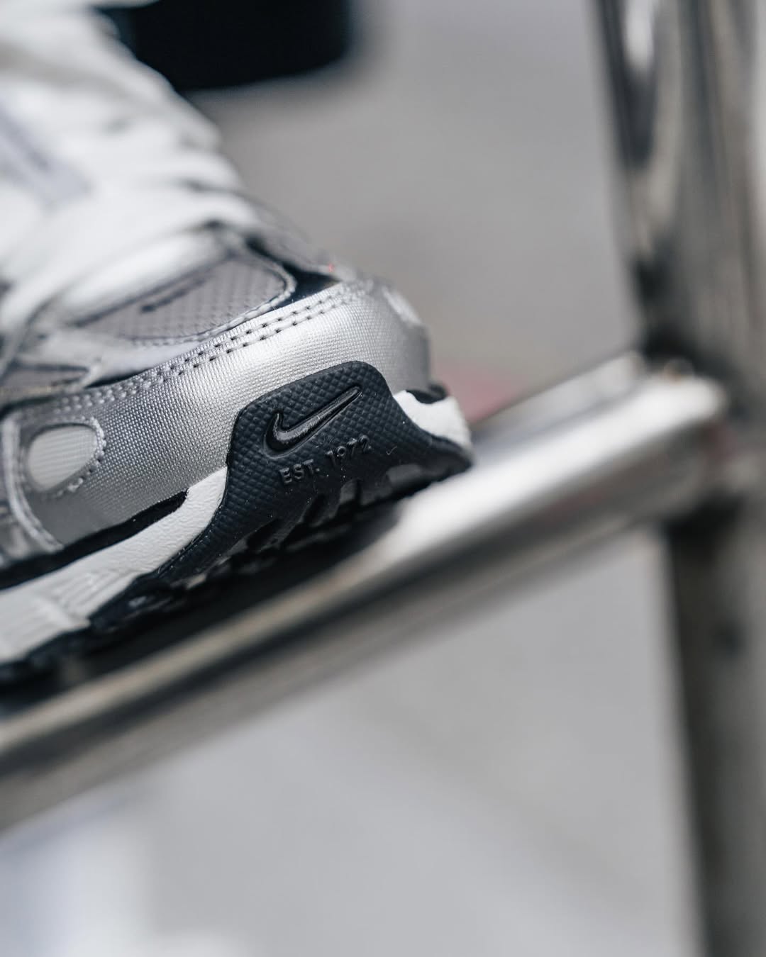 NIKE P 6000 METALLIC SILVER