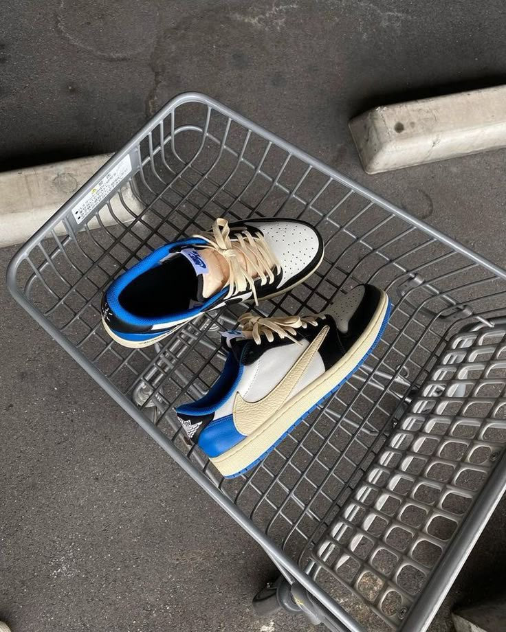 JORDAN 1 LOW FRAGMENT DESIGN X TRAVIS SCOTT U.A