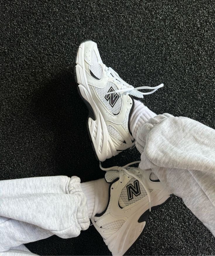 NEW BALANCE 530 BLACK AND WHITE