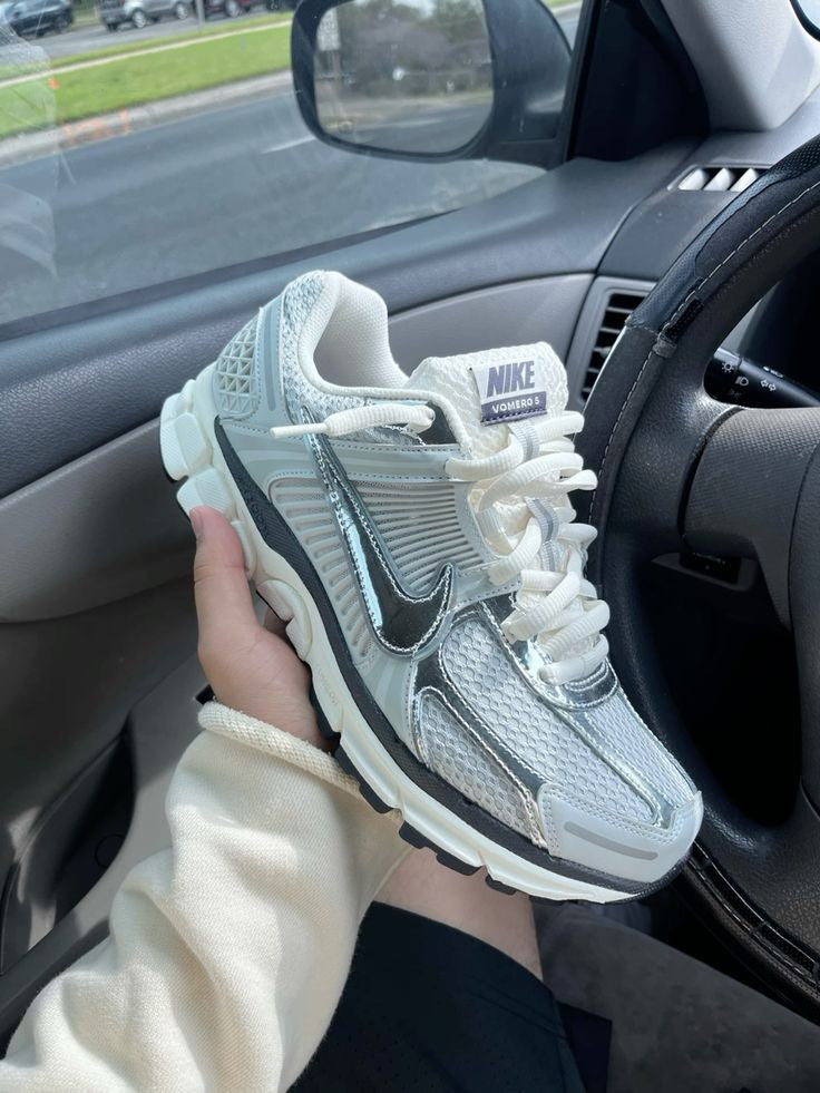 NIKE VOMERO 5 PHOTON DUST