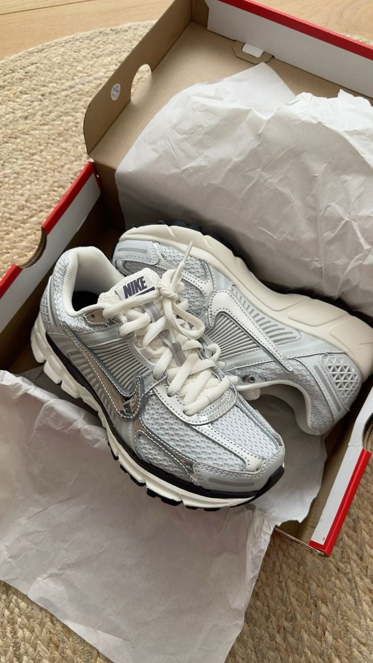 NIKE VOMERO 5 PHOTON DUST