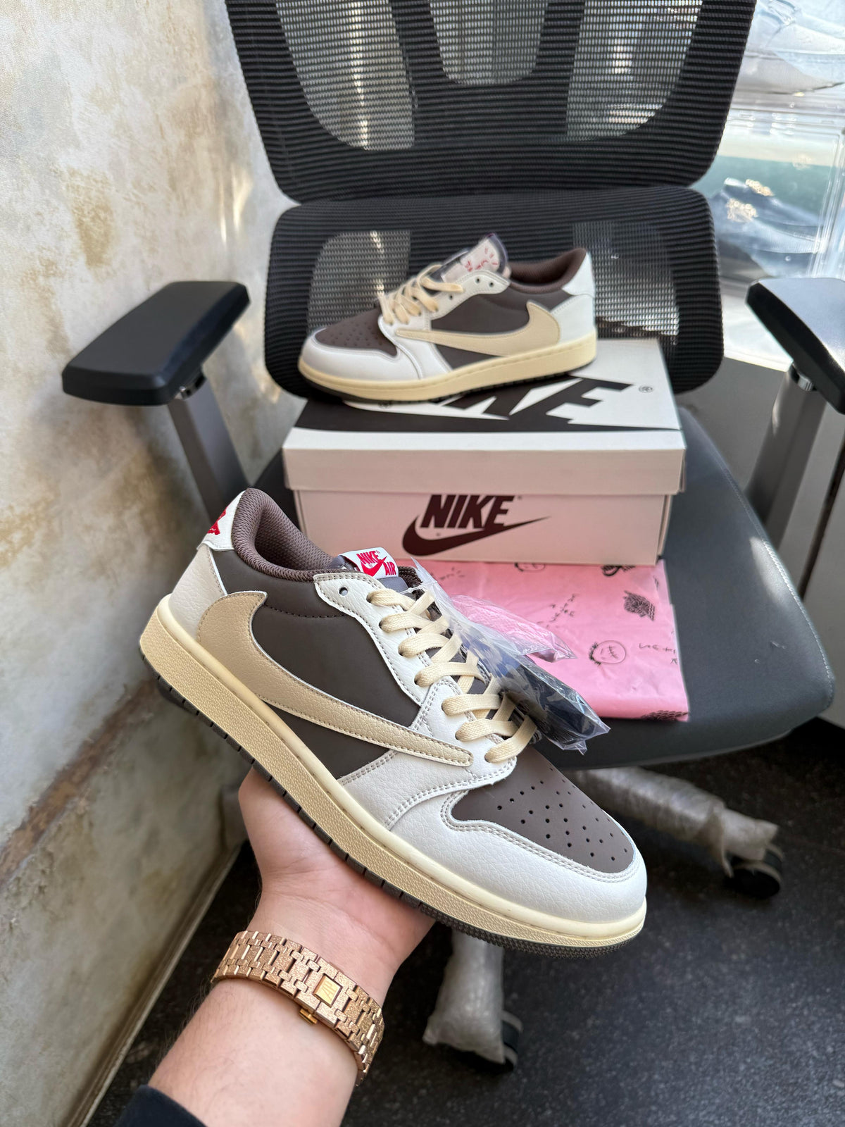 NIKE AIR JORDAN  TRAVIS SCOTT  LOW  REVERSE MOCHA U.A