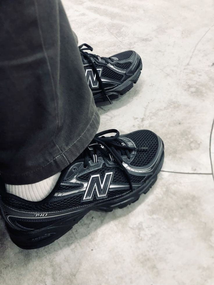 NEW BALANCE 740  BLACK AND WHITE