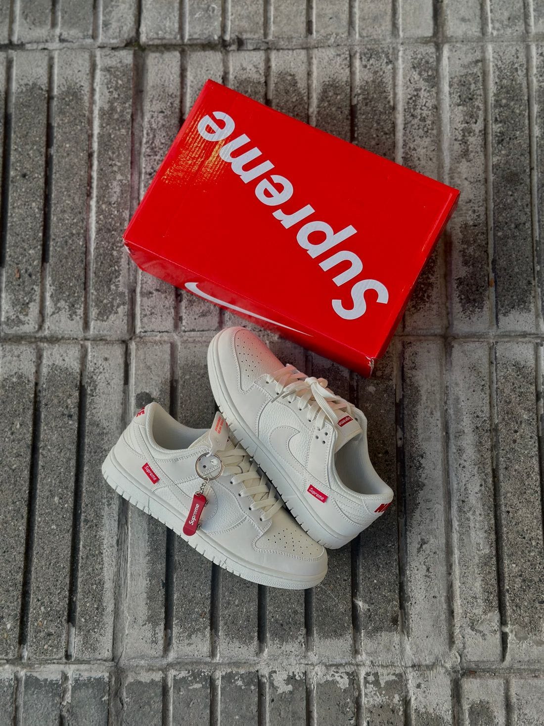 NIKE SB  DUNK SUPREME BEIGE