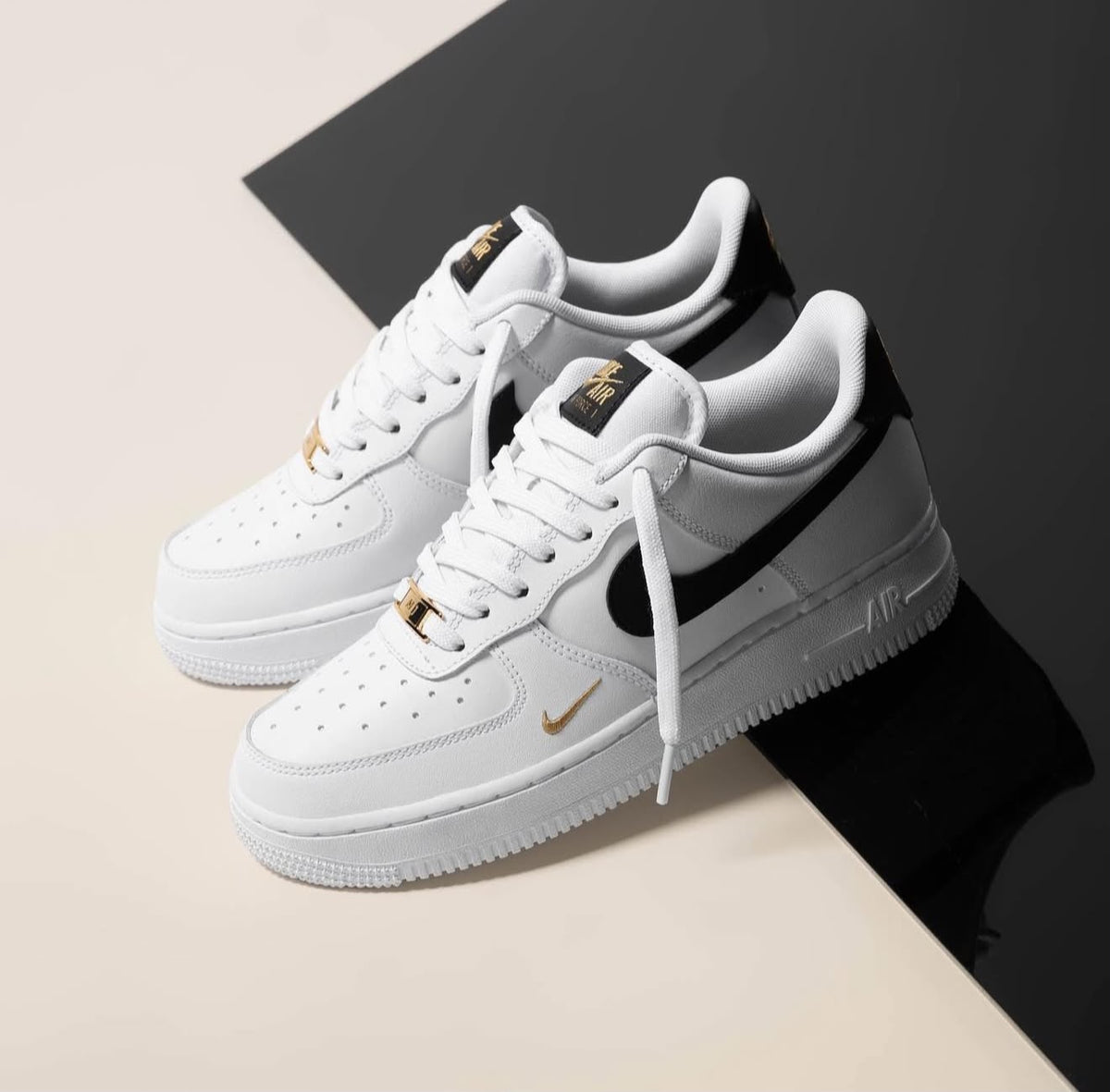NIKE AIR FORCE 1 LOW 07 ESSENTIAL WHITE BLACK GOLD MINI SWOOSH
