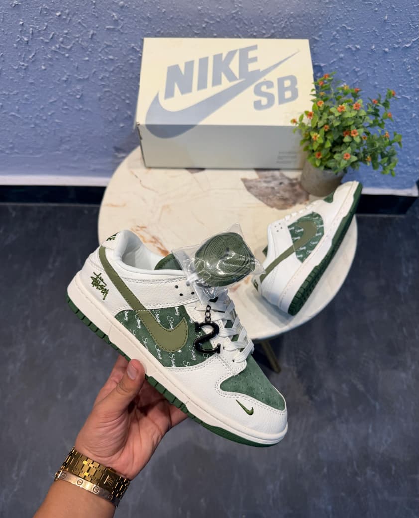 NIKE SB  DUNK STUSSY S WHITE ARMY GREEN 2025