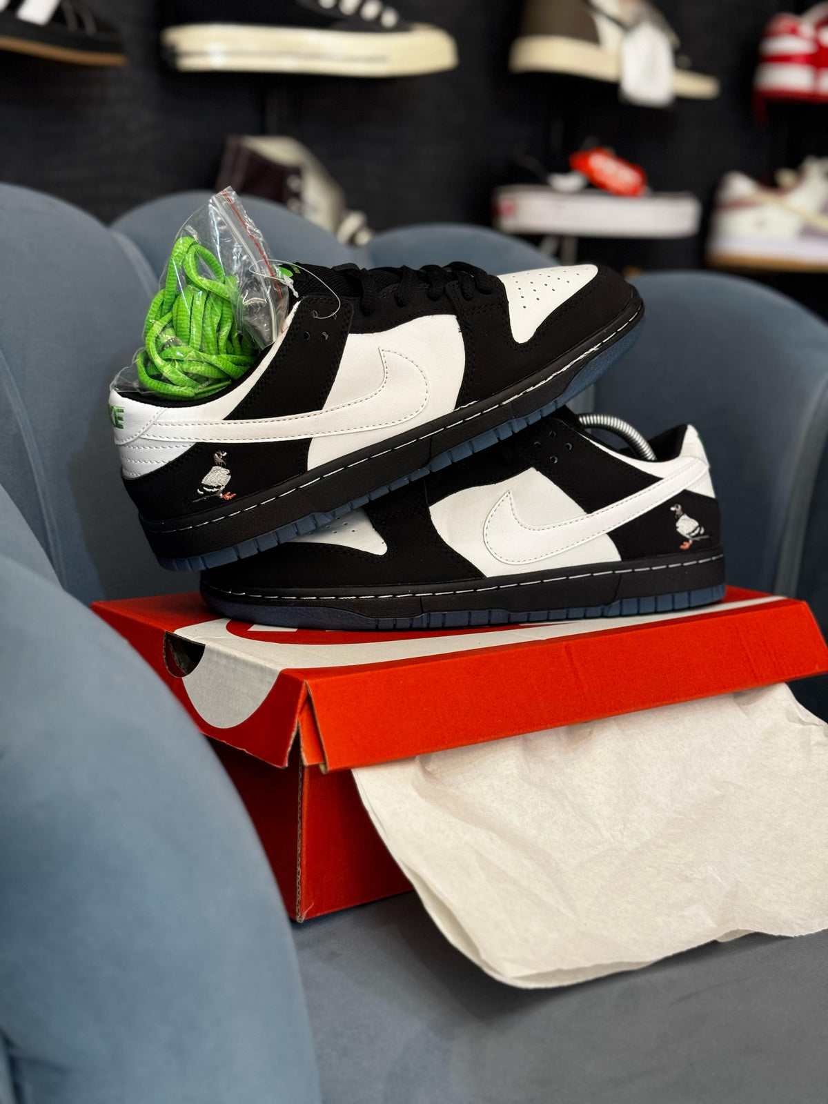 NIKE SB DUNK LOW NYC PIGEON PANDA