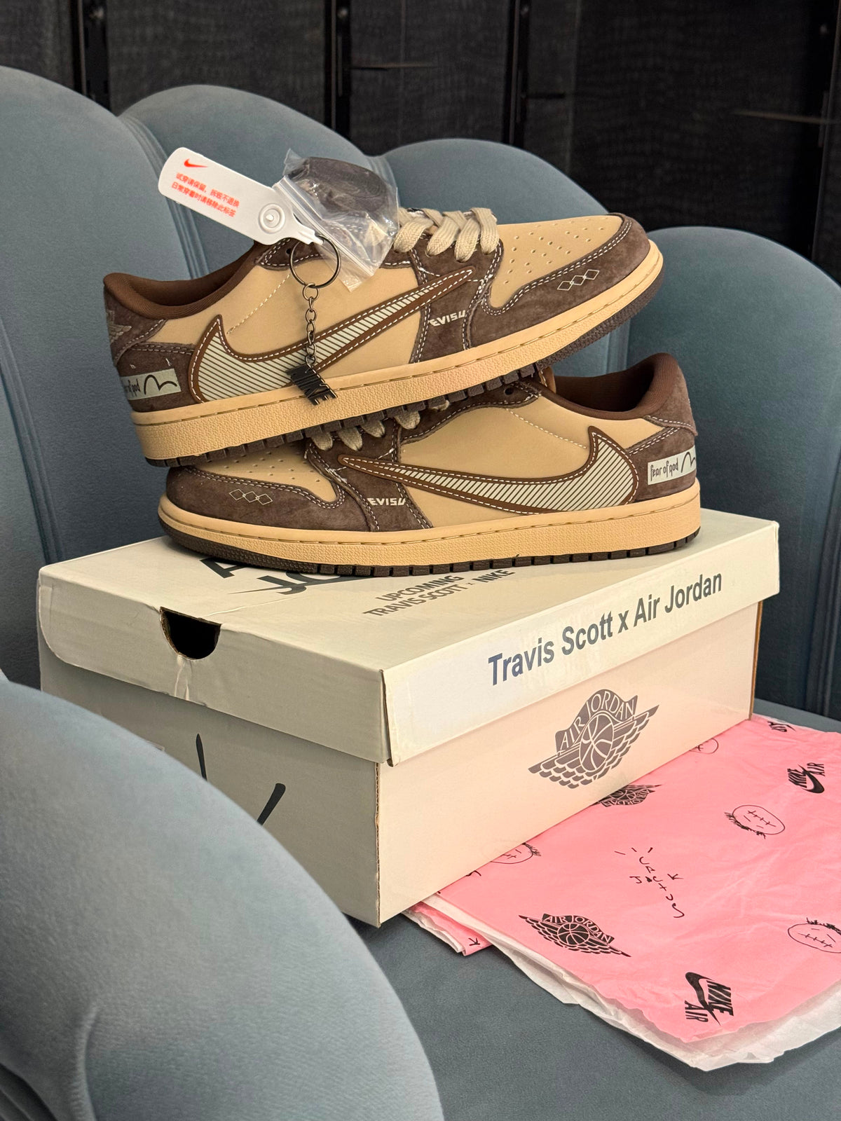 AIR JORDANS TRAVIS SCOTT X FEAR OF GOD