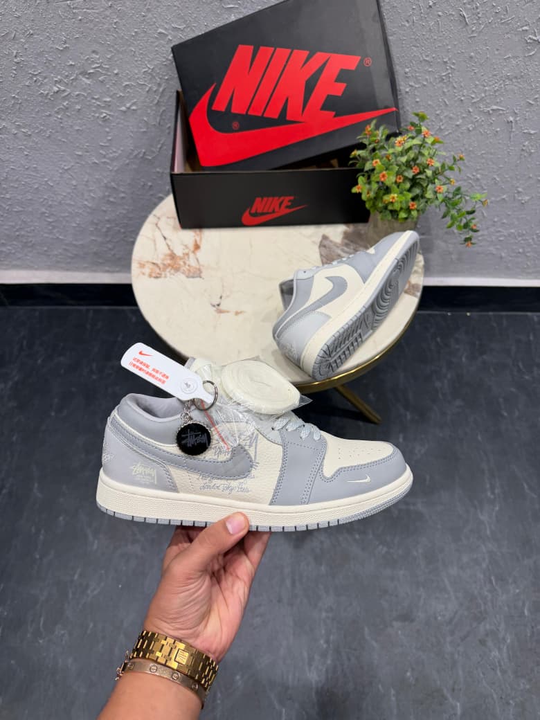 AIR JORDANS RETRO 1 LOW STUSSY OG GREY KEYCHAIN