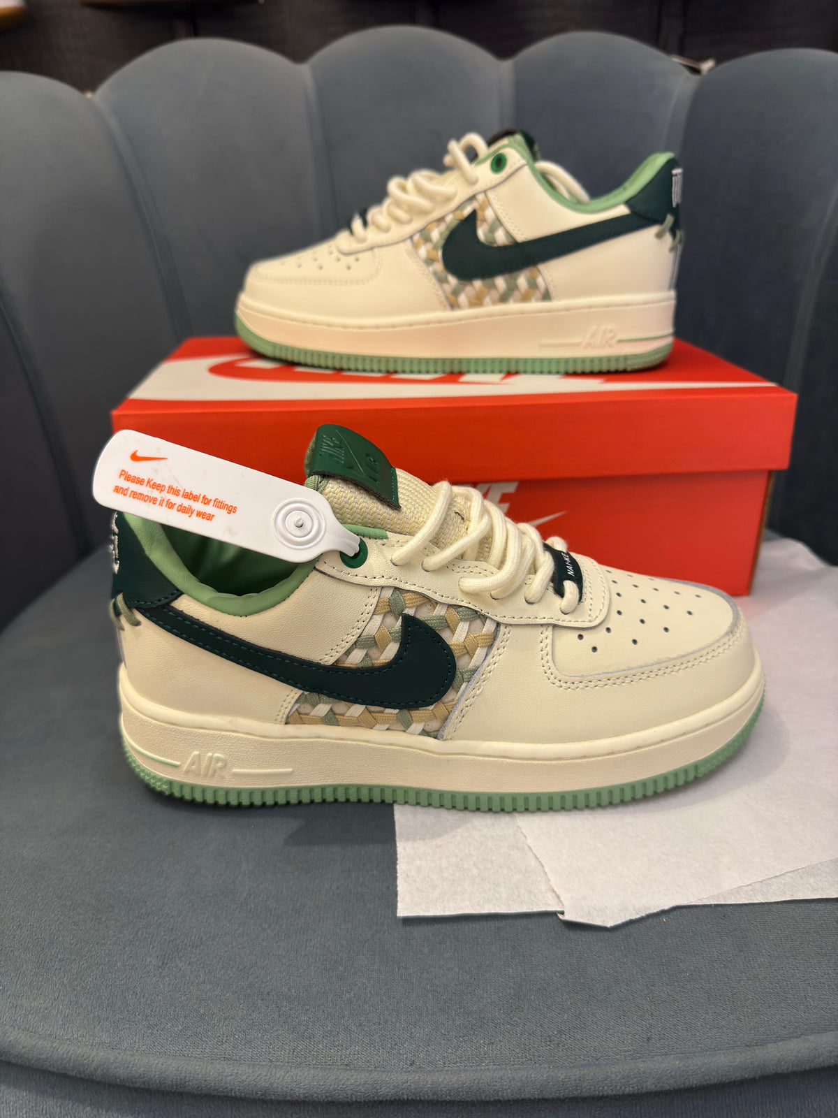 NIKE AIRFORCE 1  NAI-KE