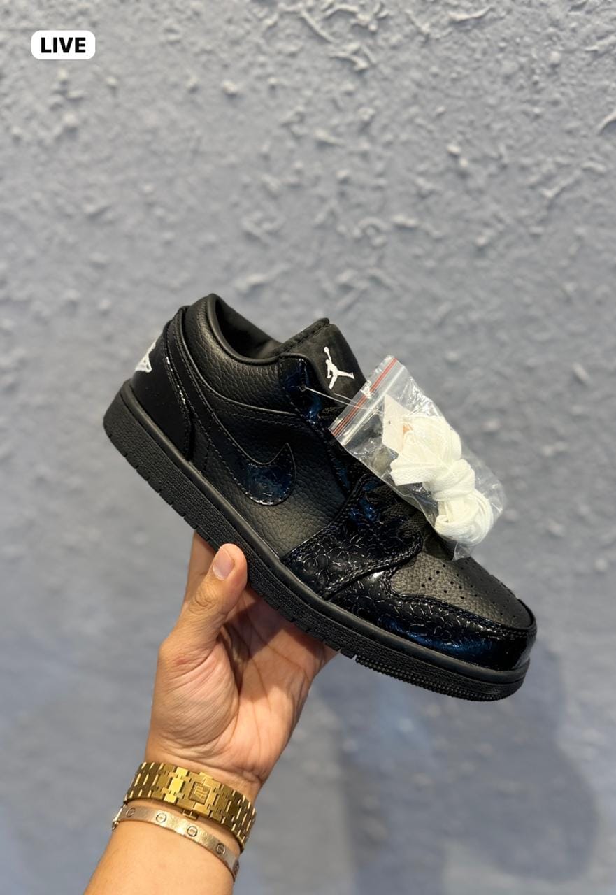 AIR JORDANS RETRO 1 LOW BLACK CROC