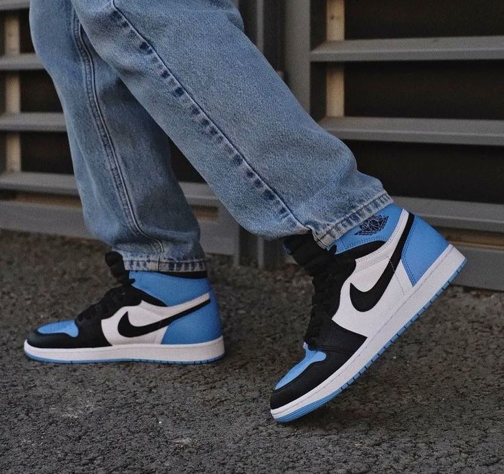 AIR JORDAN 1 HIGH UNC TOE