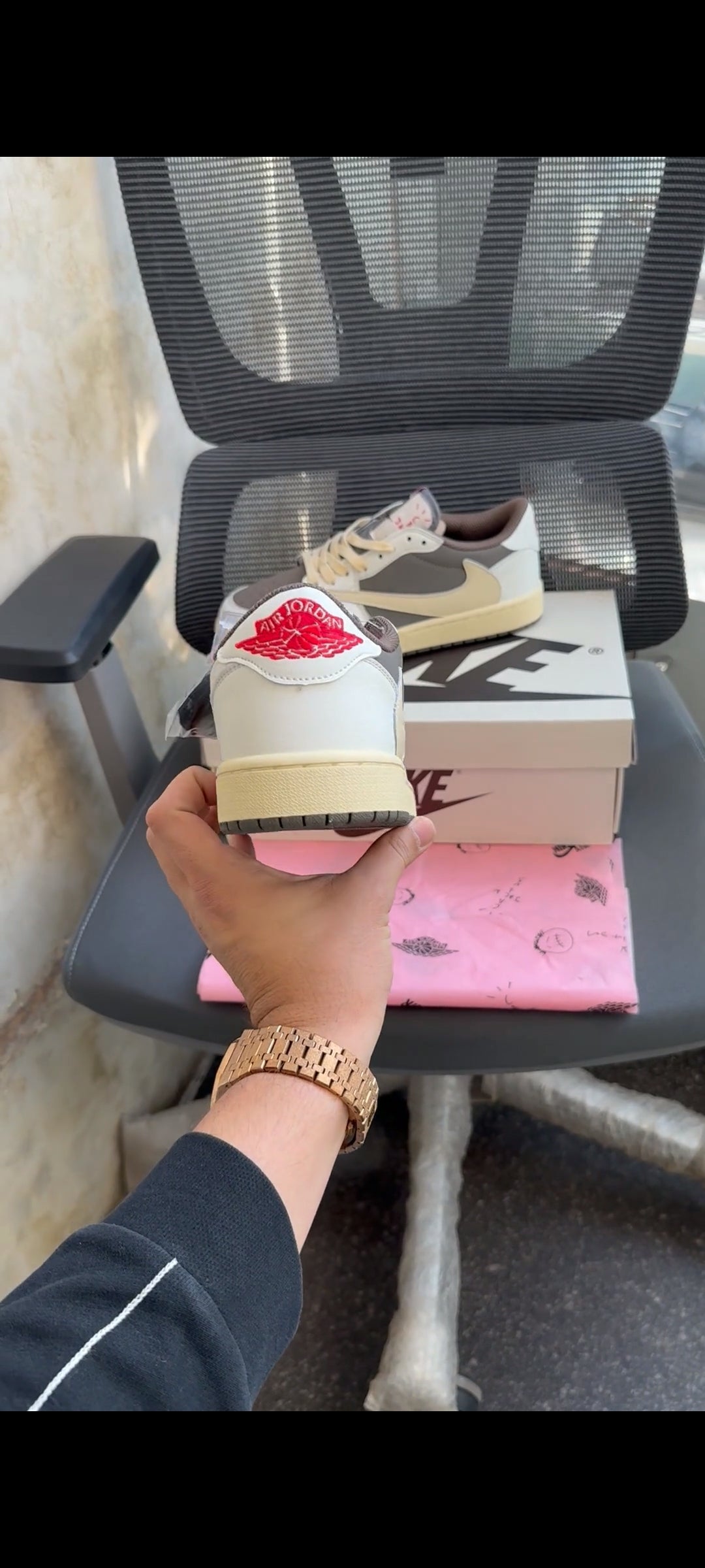 NIKE AIR JORDAN  TRAVIS SCOTT  LOW  REVERSE MOCHA U.A