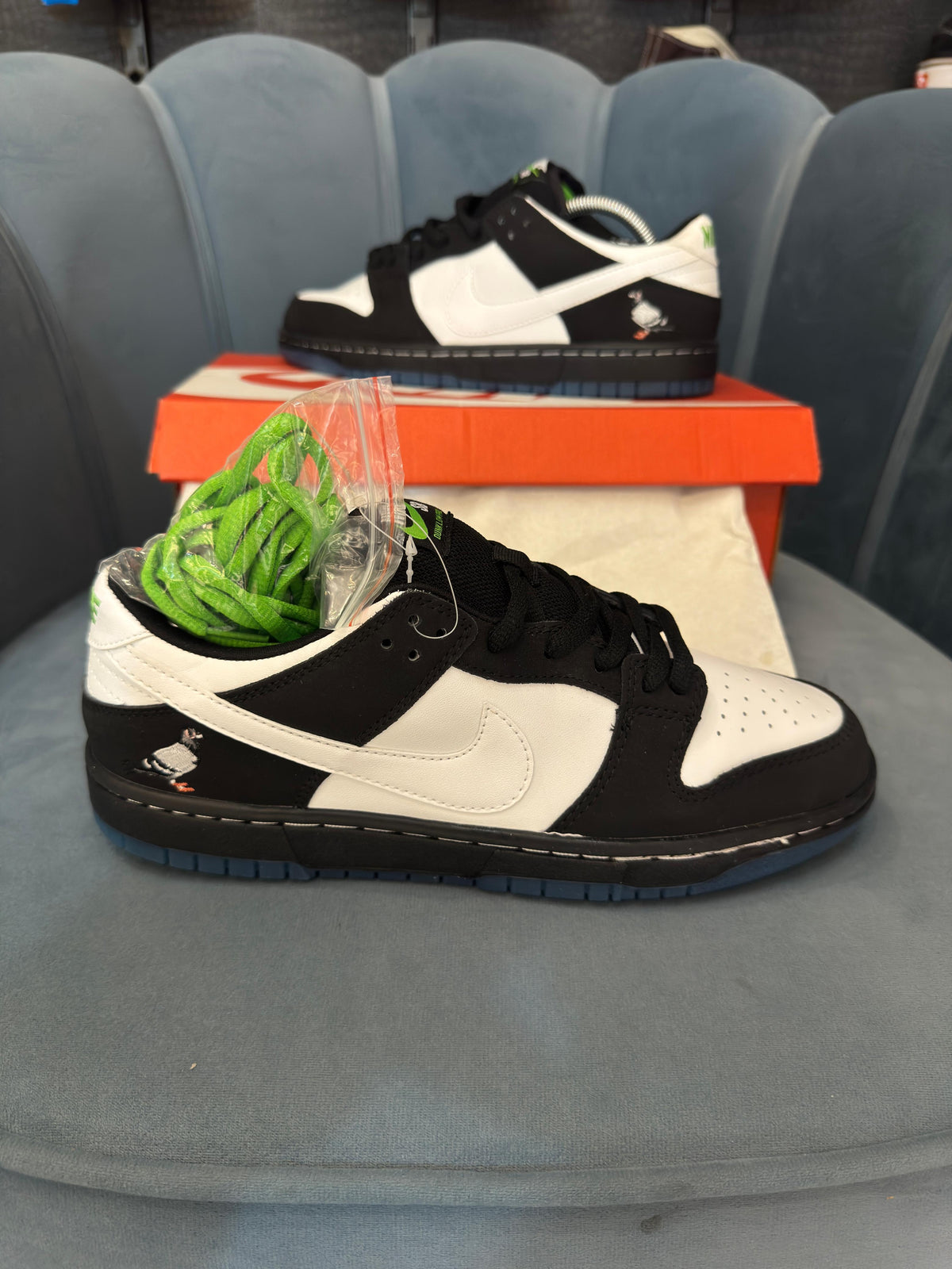 NIKE SB DUNK LOW NYC PIGEON PANDA