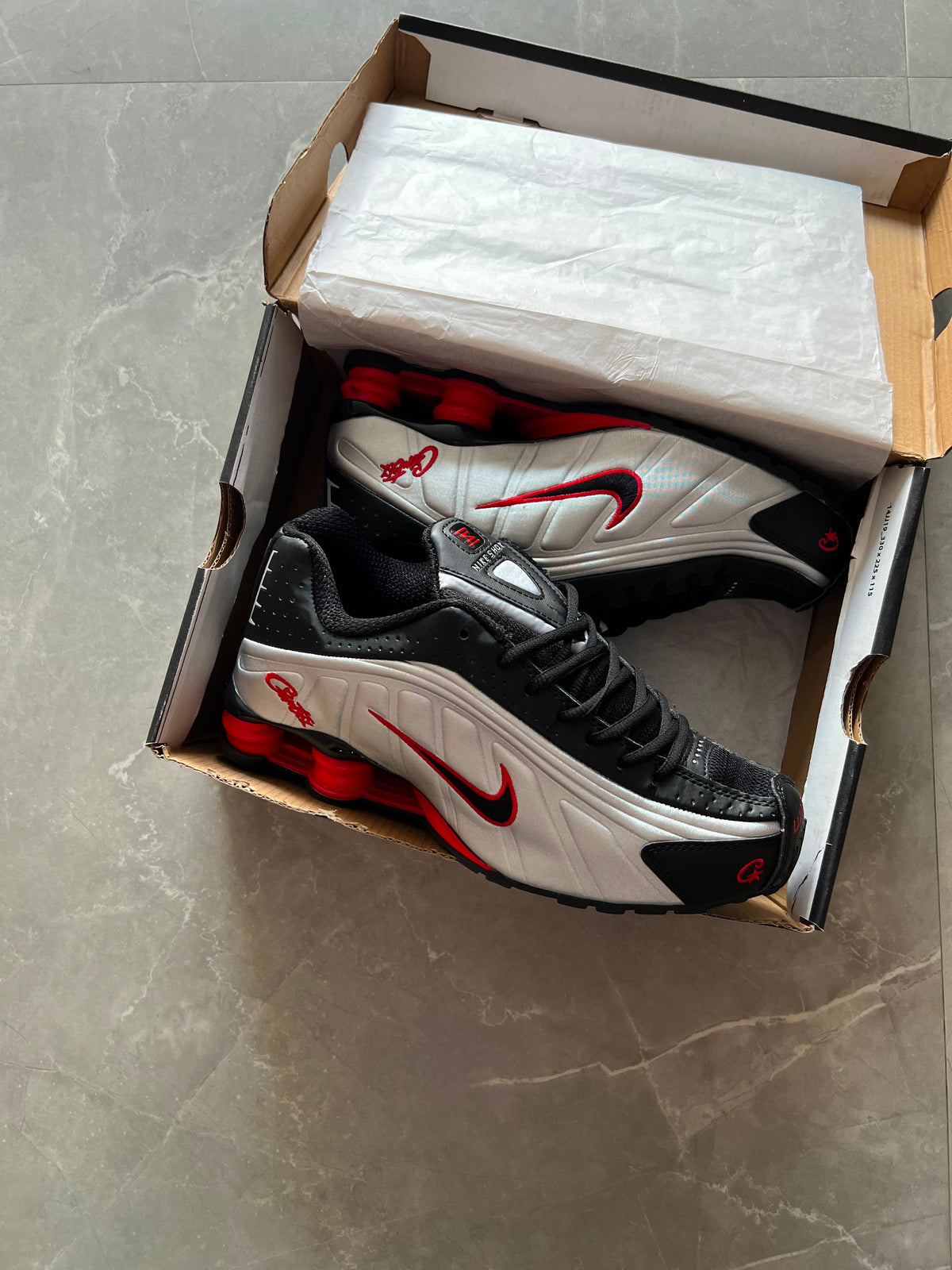 NIKE SHOX R4