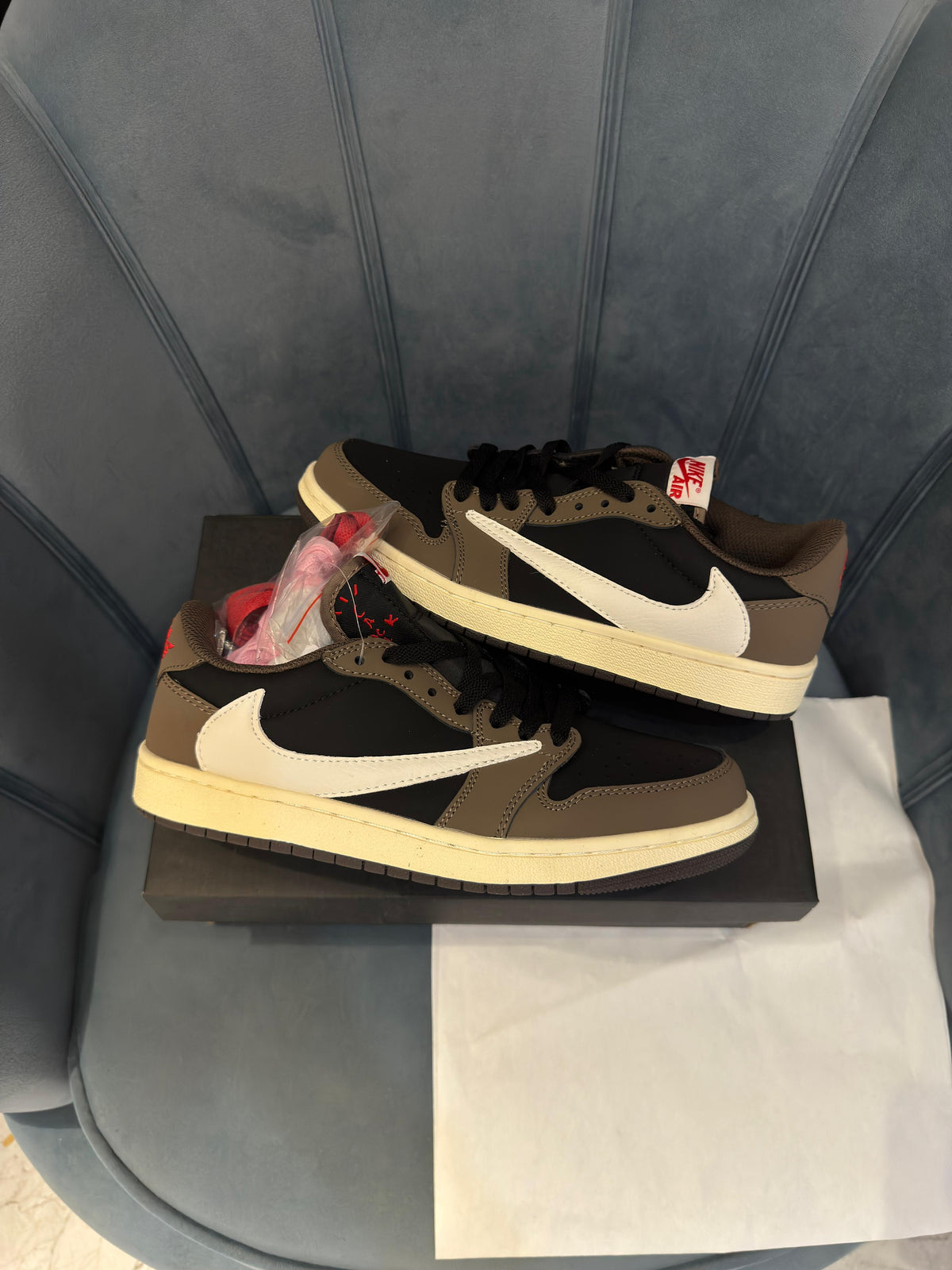 J1 LOW TRAVIS SCOTT DARK MOCHA