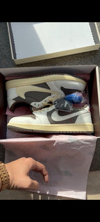 NIKE AIR JORDAN  TRAVIS SCOTT  LOW  REVERSE MOCHA U.A