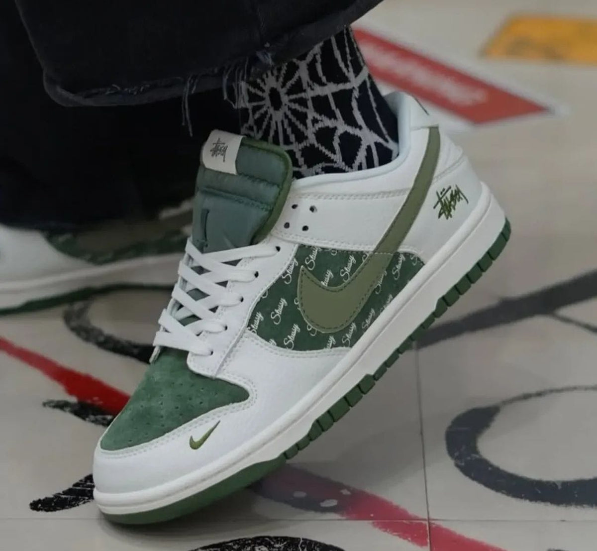 NIKE SB  DUNK STUSSY S WHITE ARMY GREEN 2025