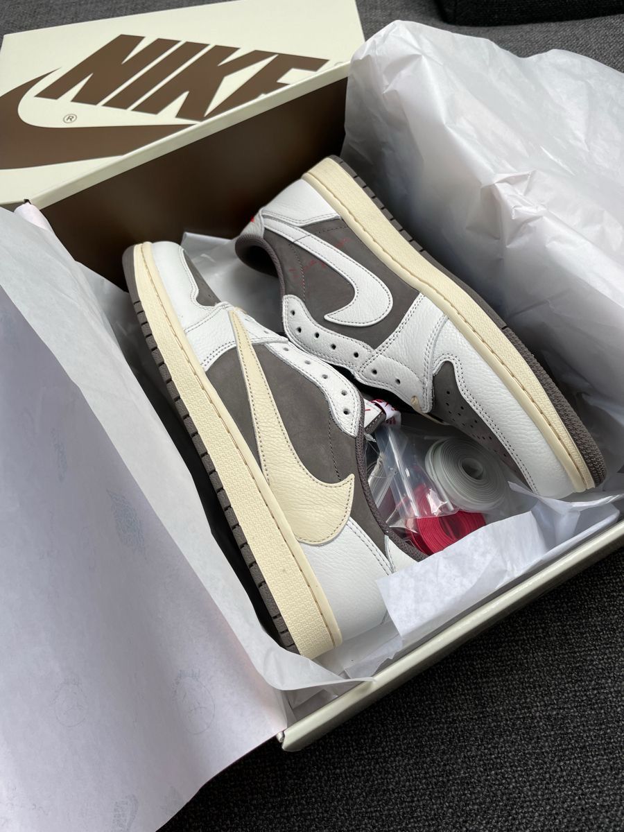 NIKE AIR JORDAN  TRAVIS SCOTT  LOW  REVERSE MOCHA U.A