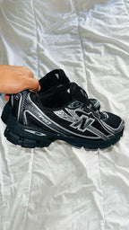 NEW BALANCE 740  BLACK AND WHITE