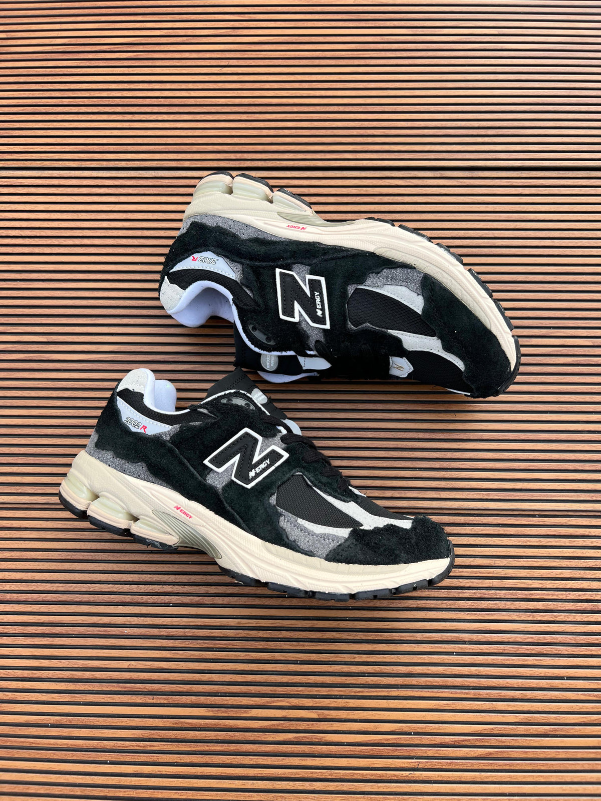 NEW BALANCE 2002 R