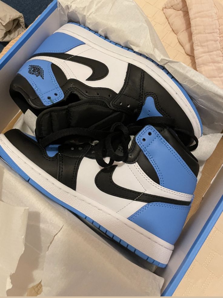 AIR JORDAN 1 HIGH UNC TOE