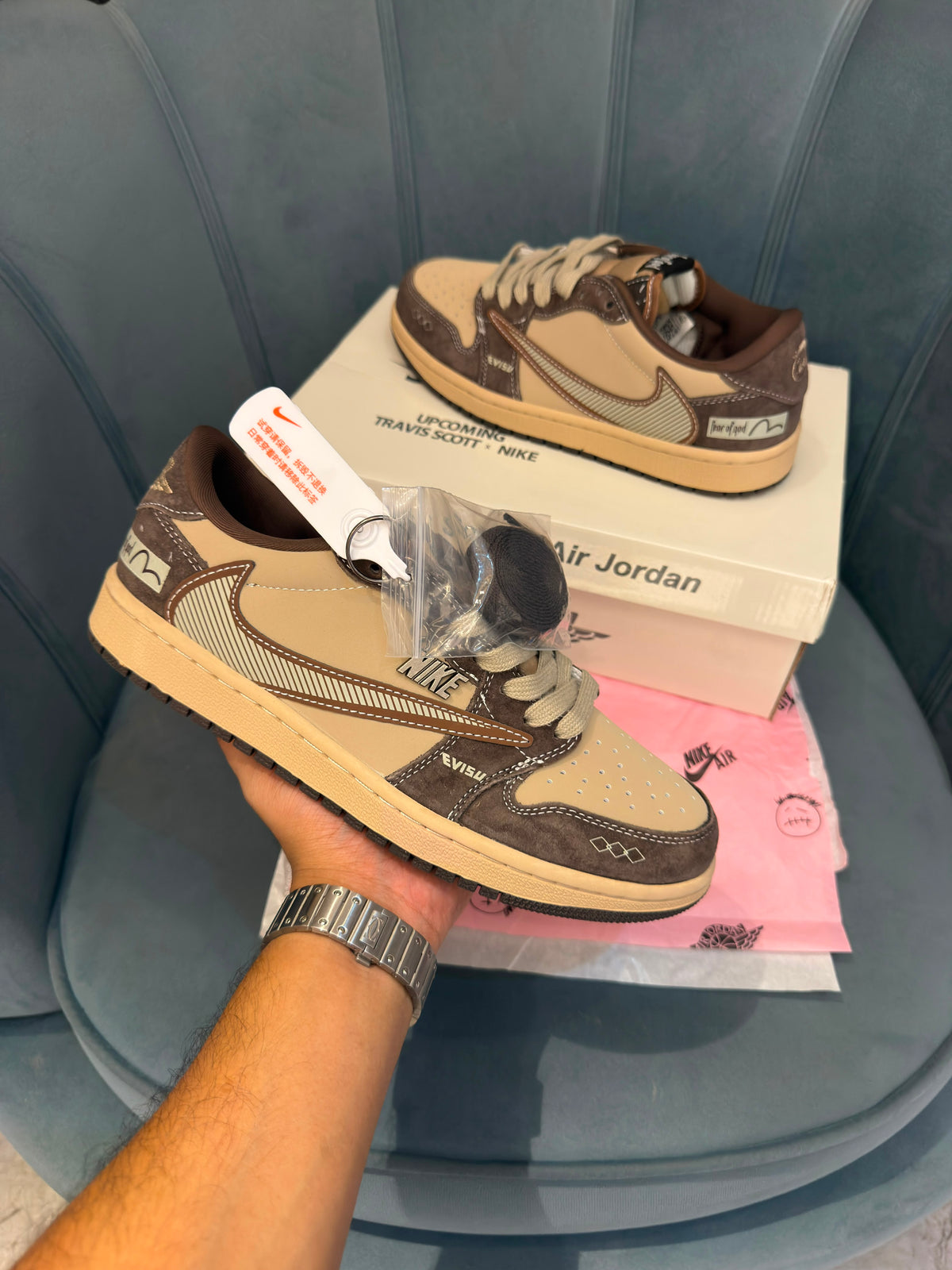 AIR JORDANS TRAVIS SCOTT X FEAR OF GOD