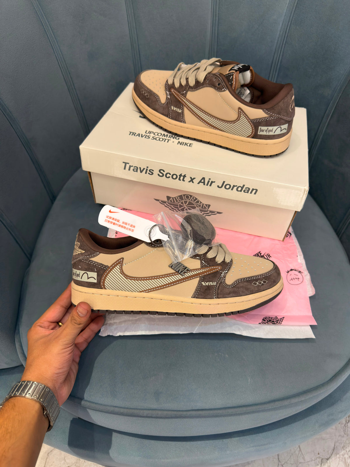 AIR JORDANS TRAVIS SCOTT X FEAR OF GOD