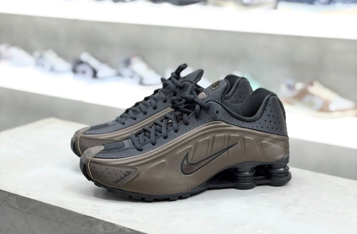 NIKE SHOX SILVER BLACK BROWN