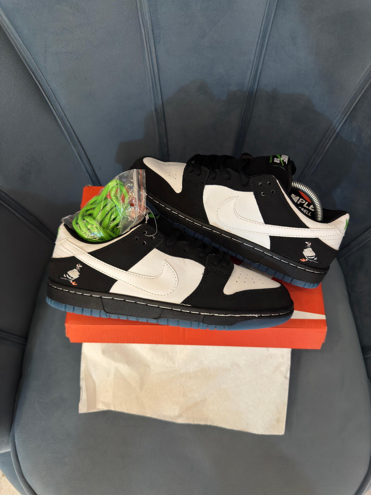 NIKE SB DUNK LOW NYC PIGEON PANDA