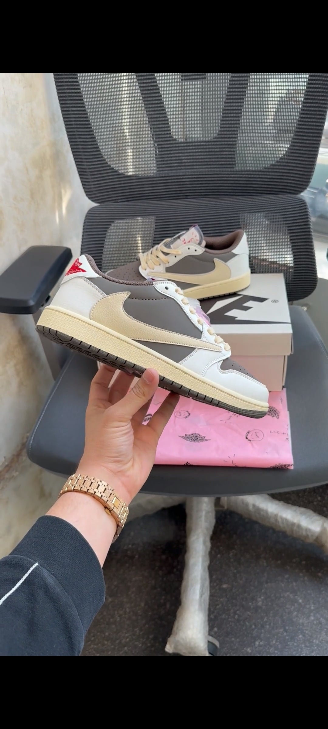 NIKE AIR JORDAN  TRAVIS SCOTT  LOW  REVERSE MOCHA U.A