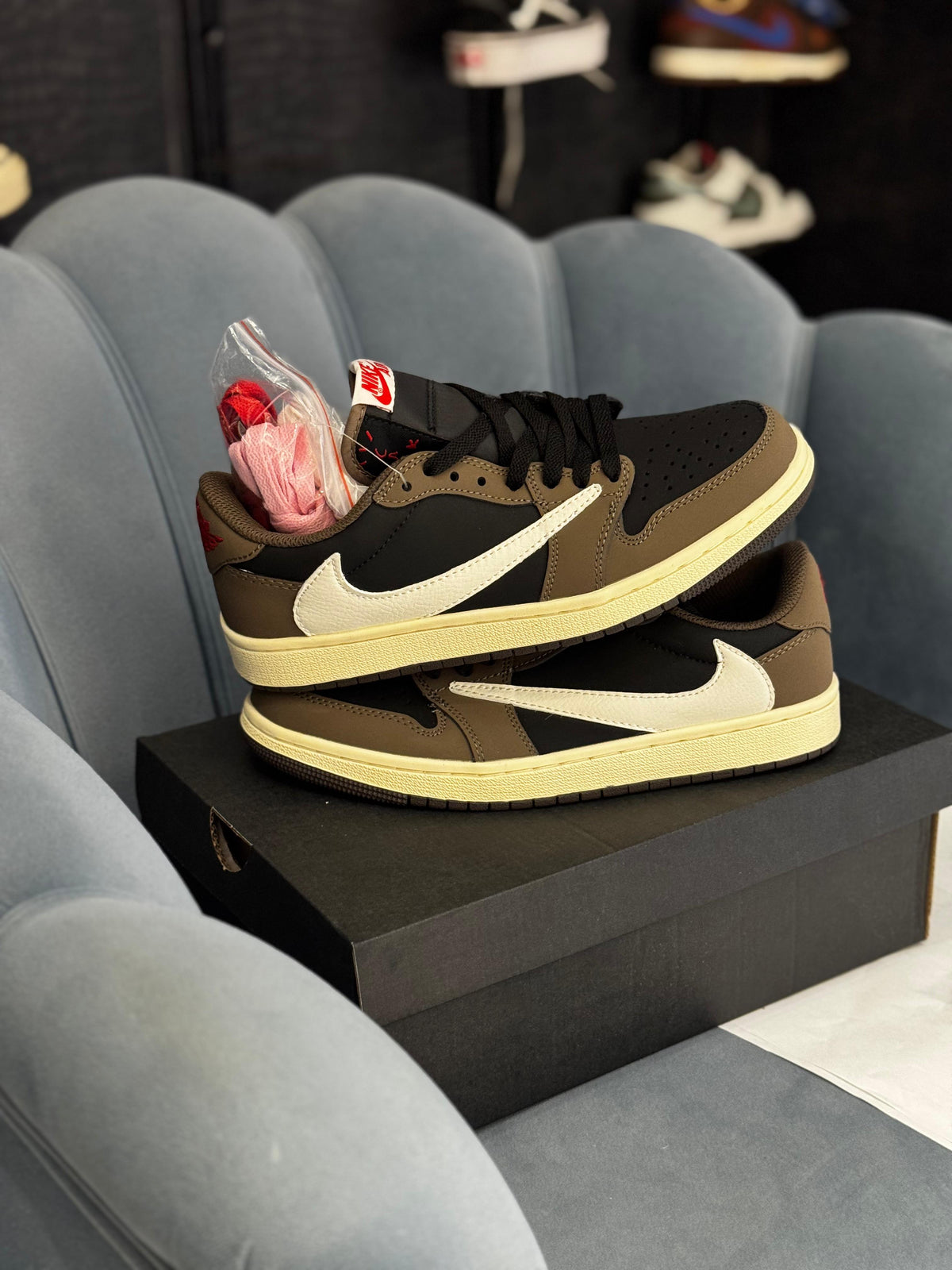 J1 LOW TRAVIS SCOTT DARK MOCHA