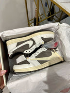 NIKE AIR JORDAN  TRAVIS SCOTT  LOW  REVERSE MOCHA U.A