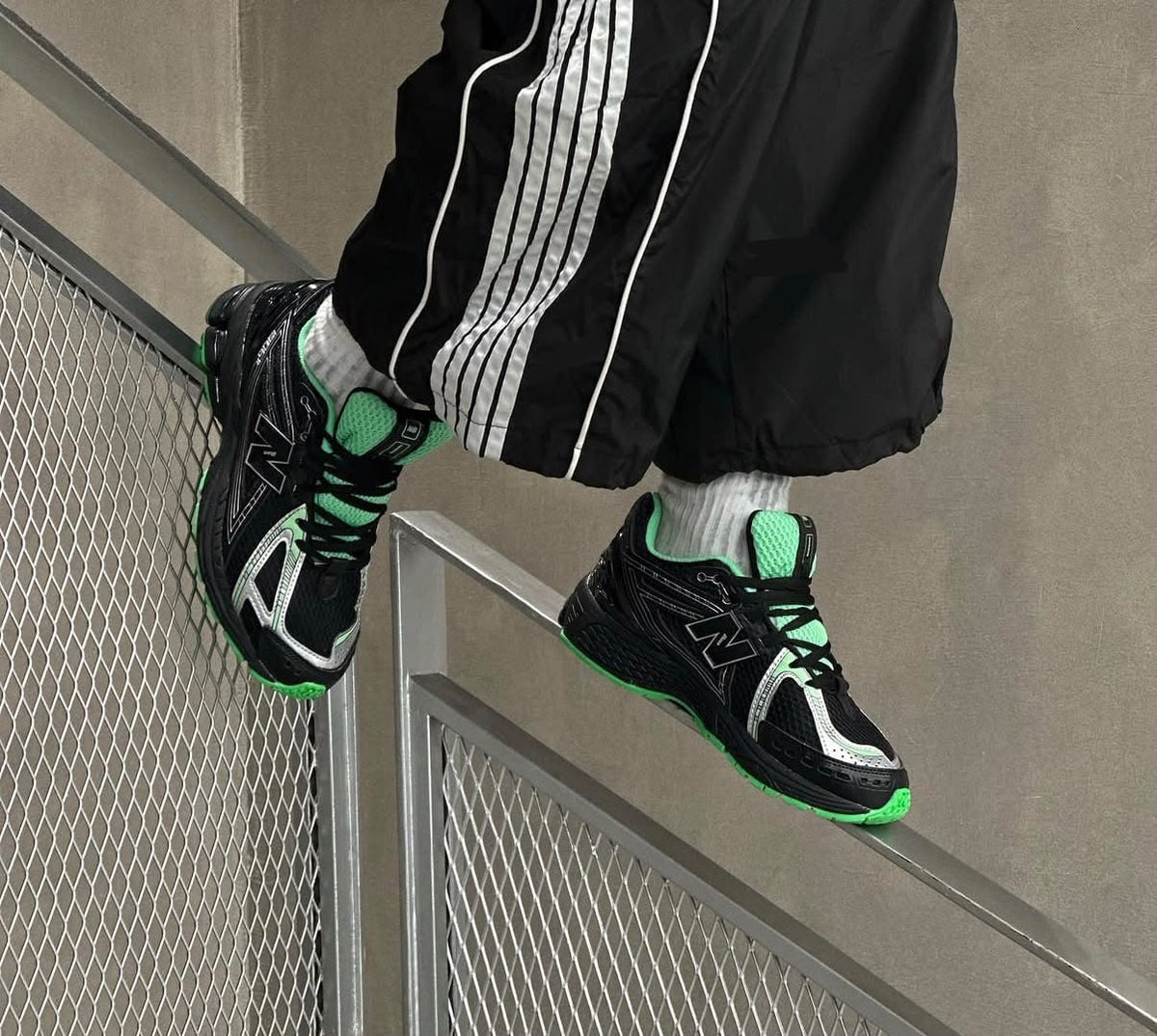 NEW BALANCE 1906 METALLIC GREEN