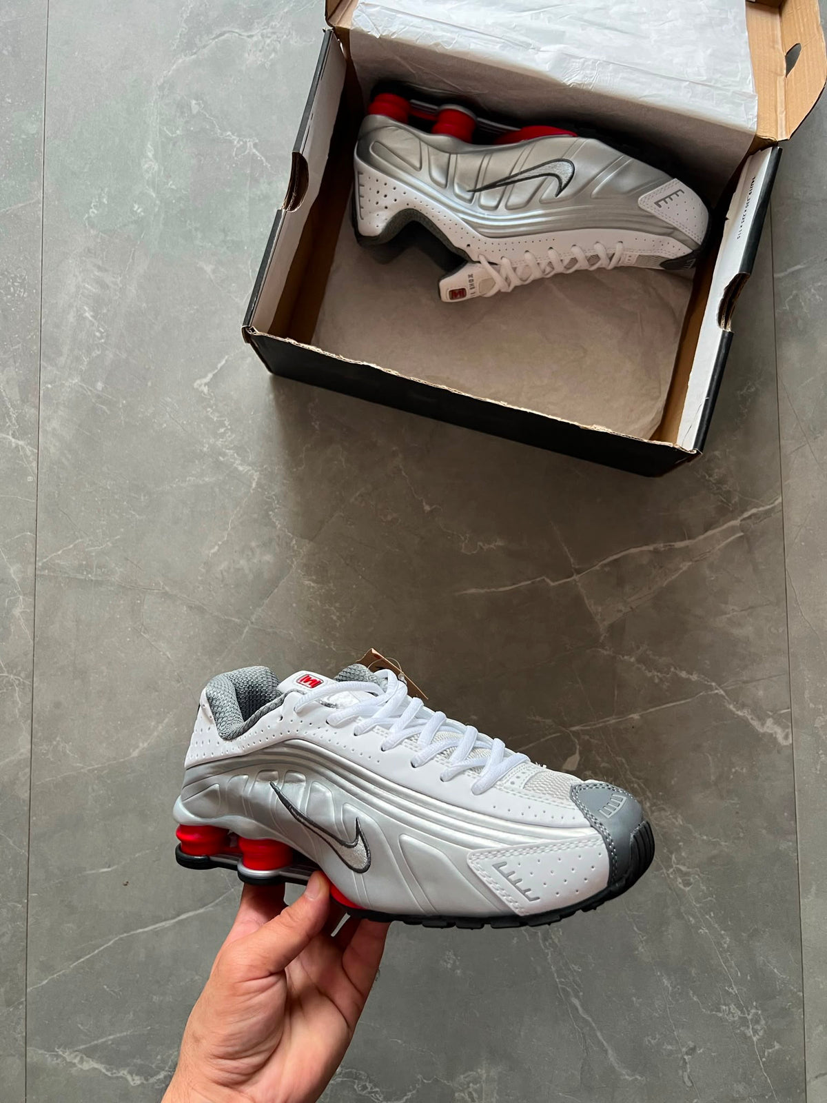 NIKE SHOX R4