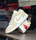 NIKE AIR JORDAN 1 LOW SE SAIL RATTAN UNIVERSITY RED