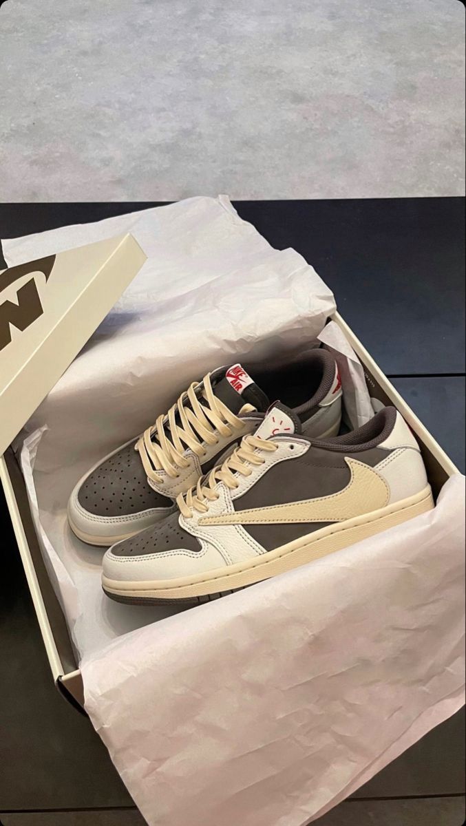 NIKE AIR JORDAN  TRAVIS SCOTT  LOW  REVERSE MOCHA U.A