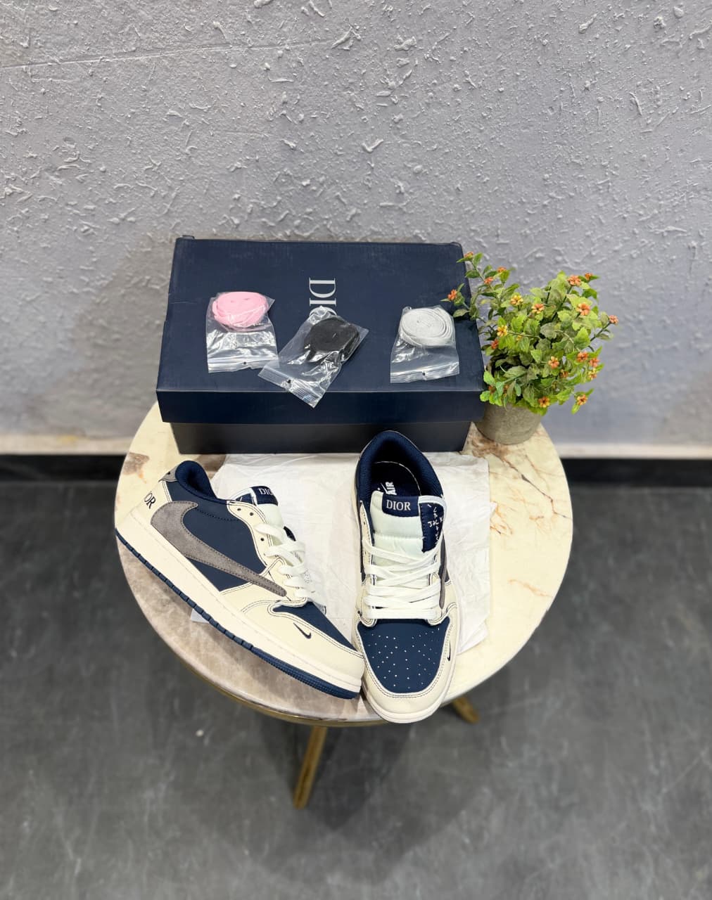 AIR JORDAN RETRO 1 LOW TRAVIS X DIOR