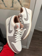 NIKE AIR JORDAN 1 LOW  SAIL COLLEGE GREY RATTAN
