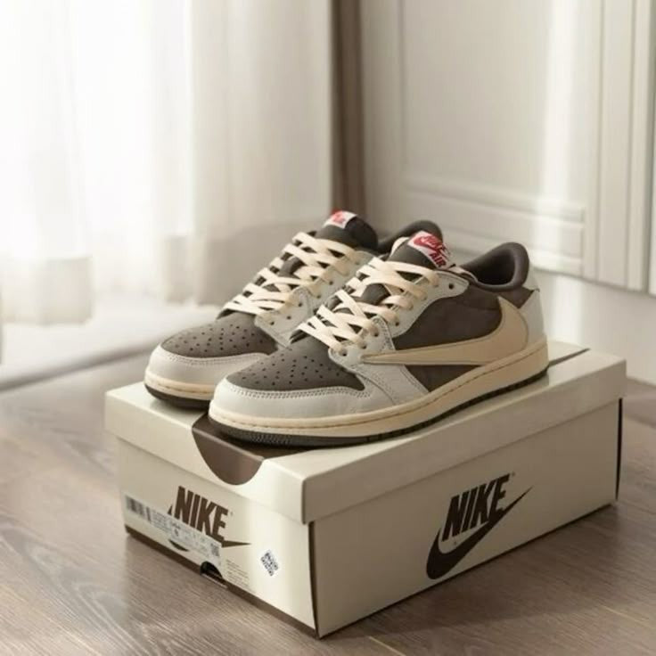 NIKE AIR JORDAN  TRAVIS SCOTT  LOW  REVERSE MOCHA U.A