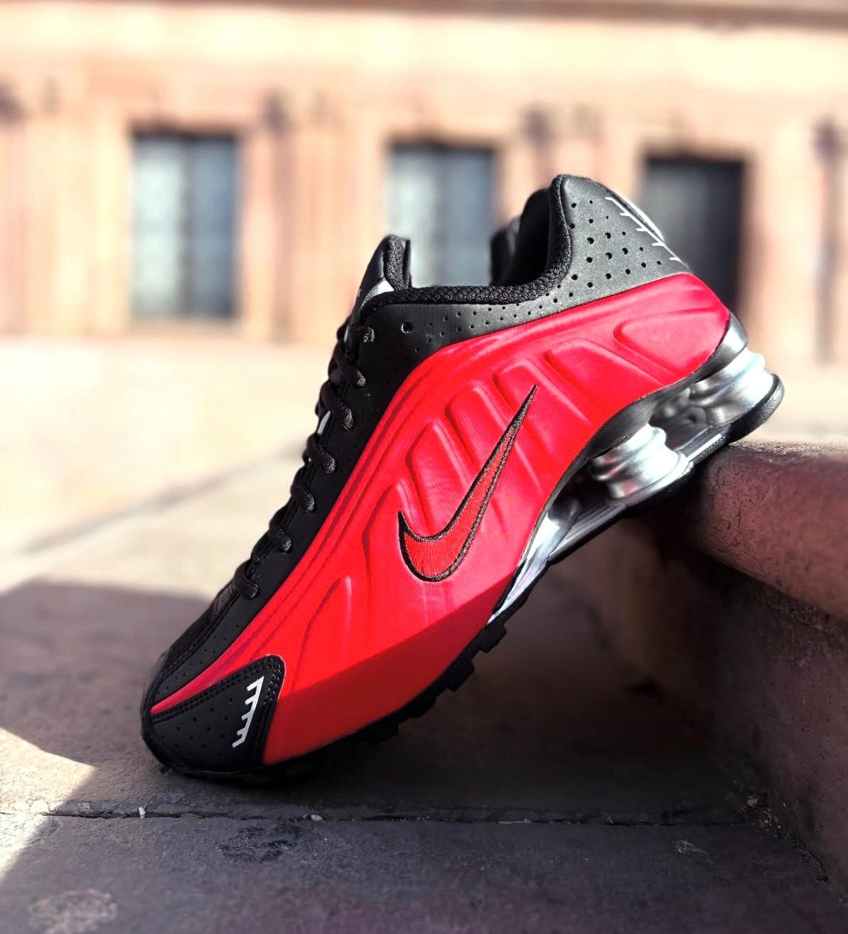 NIKE SHOX R4 UNIVERSITY RED BLACK