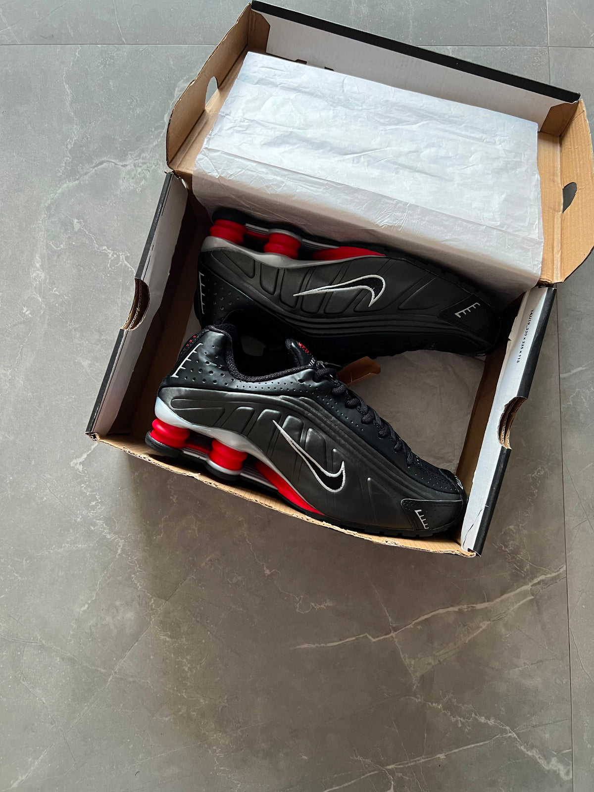 NIKE SHOX R4