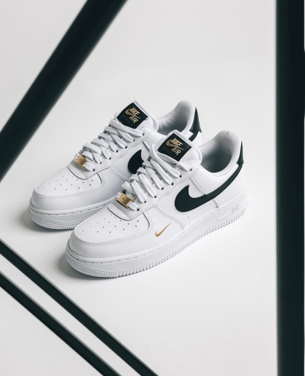 NIKE AIR FORCE 1 LOW 07 ESSENTIAL WHITE BLACK GOLD MINI SWOOSH