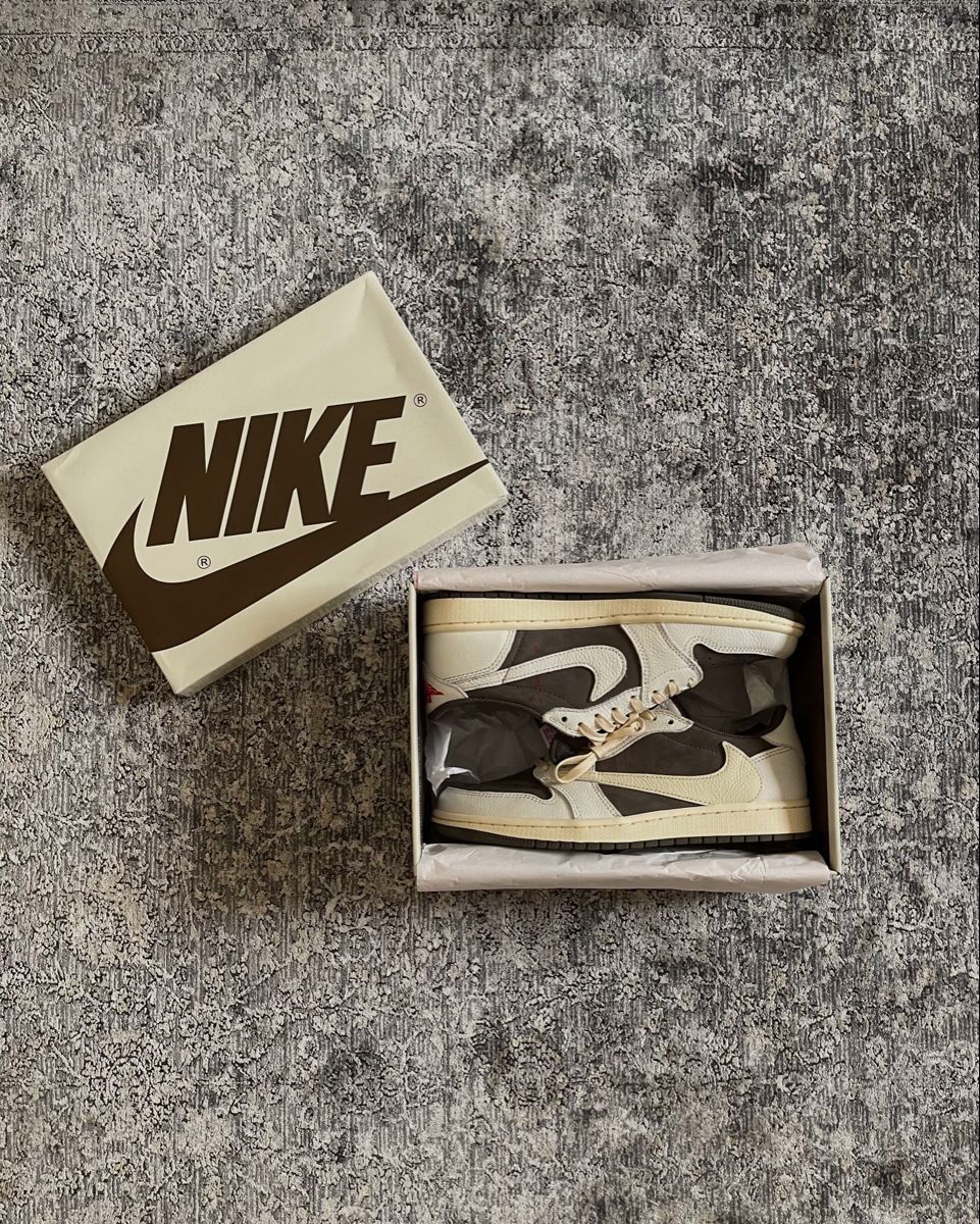 NIKE AIR JORDAN  TRAVIS SCOTT  LOW  REVERSE MOCHA U.A