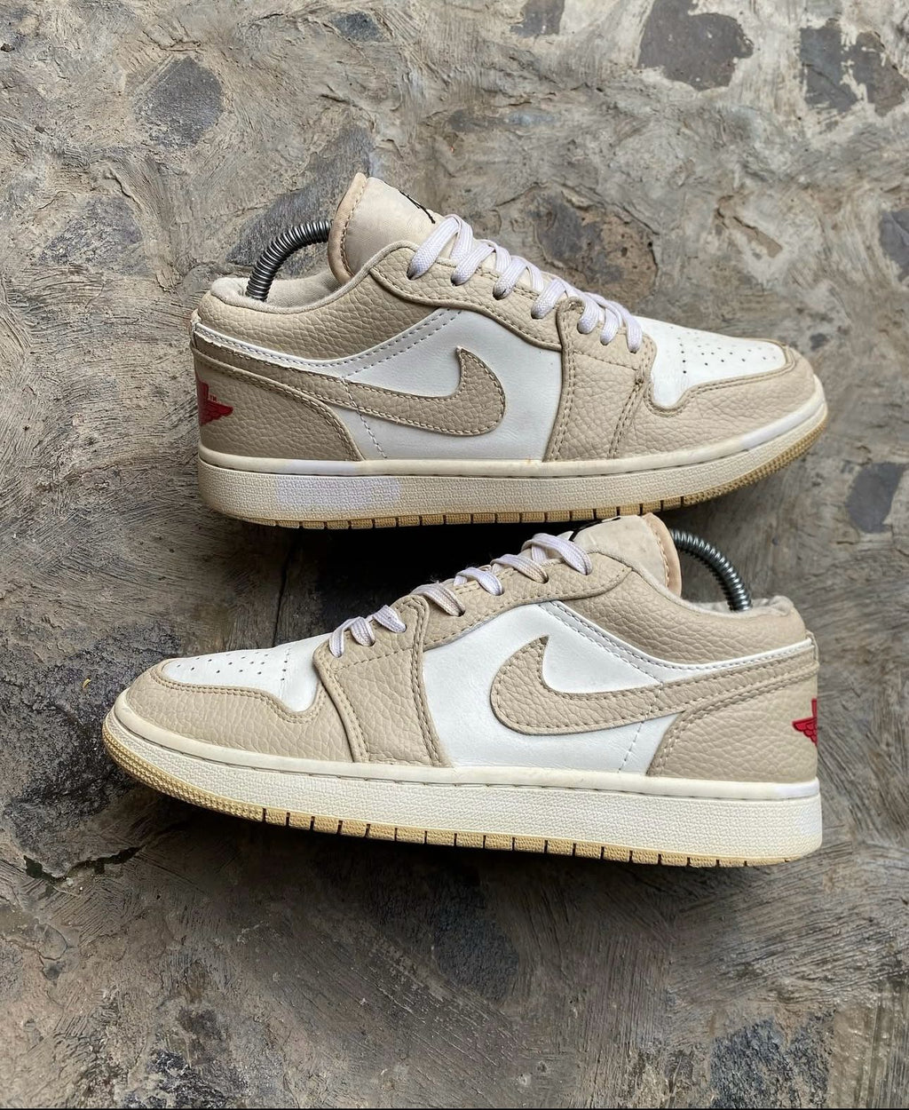 NIKE AIR JORDAN 1 LOW SE SAIL RATTAN UNIVERSITY RED
