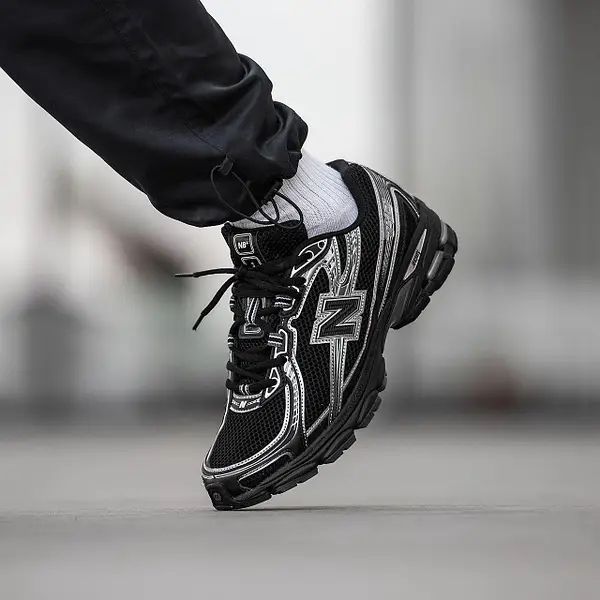 NEW BALANCE 740  BLACK AND WHITE
