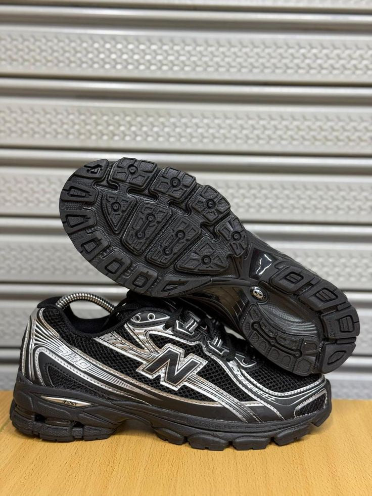 NEW BALANCE 740  BLACK AND WHITE